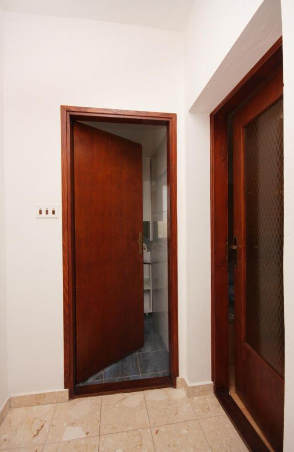 Apartment Vrbnik 5301B Exteriör bild