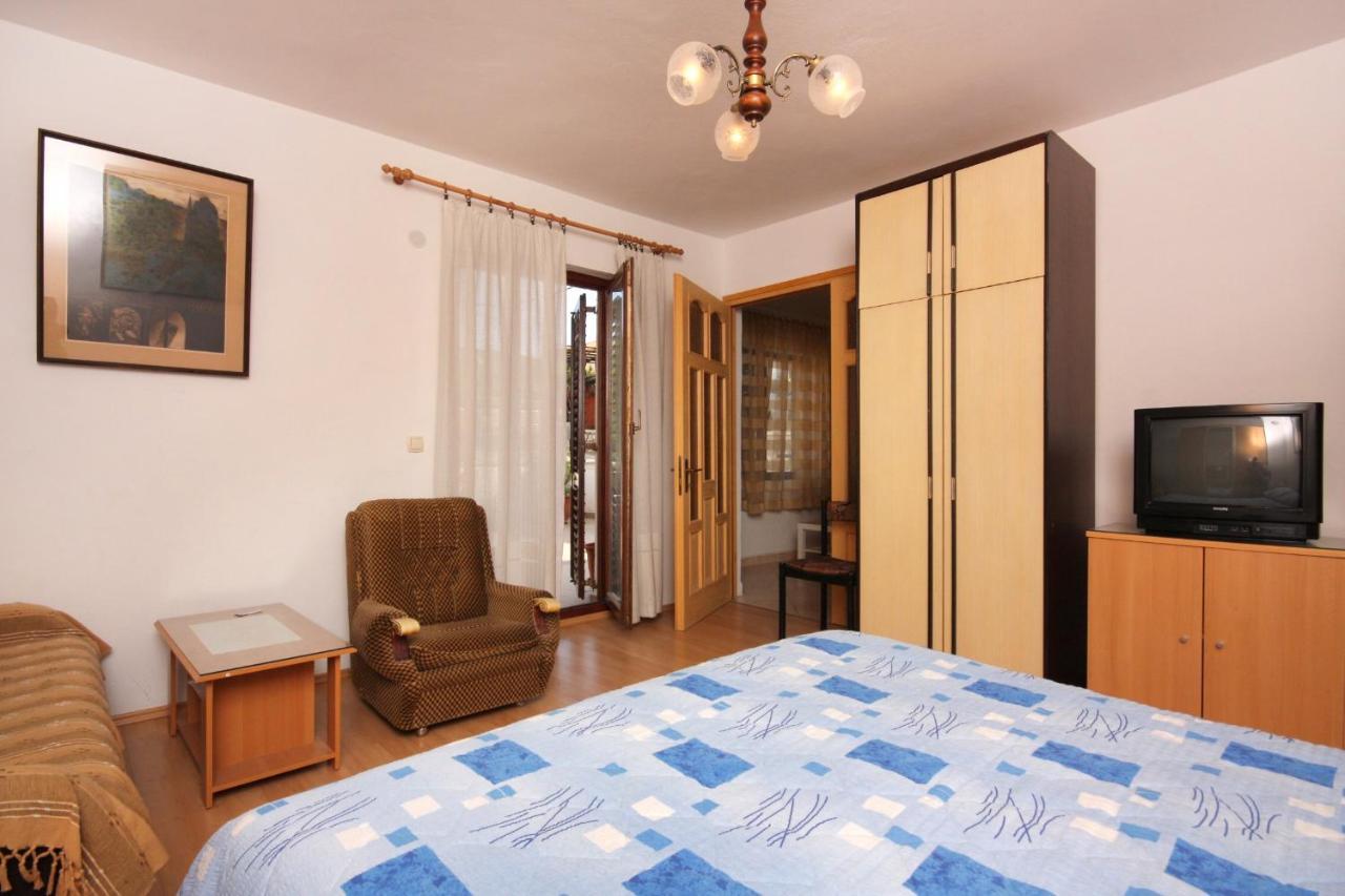 Apartment Vrbnik 5301B Exteriör bild
